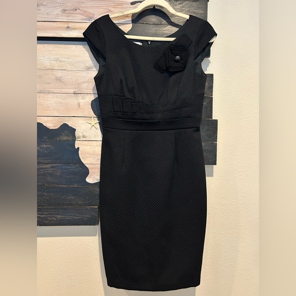Kay Unger Dresses & Skirts - Kay Unger Cap Sleeve Textured Sheath Cocktail Dress Flower Embellishment